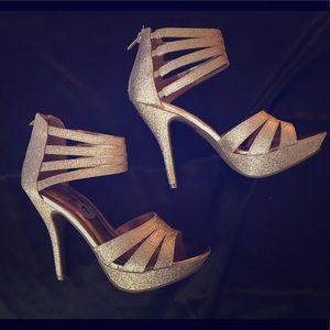 NWT! Gold Heels - Size 7